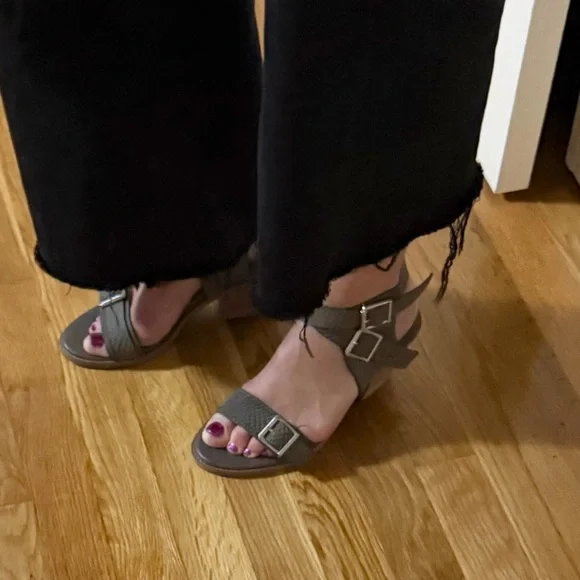 Sofft Marlyn Gray Snakeskin Sandals - Picture 10 of 12